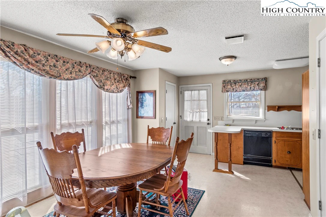 Image number 19 for the current listing