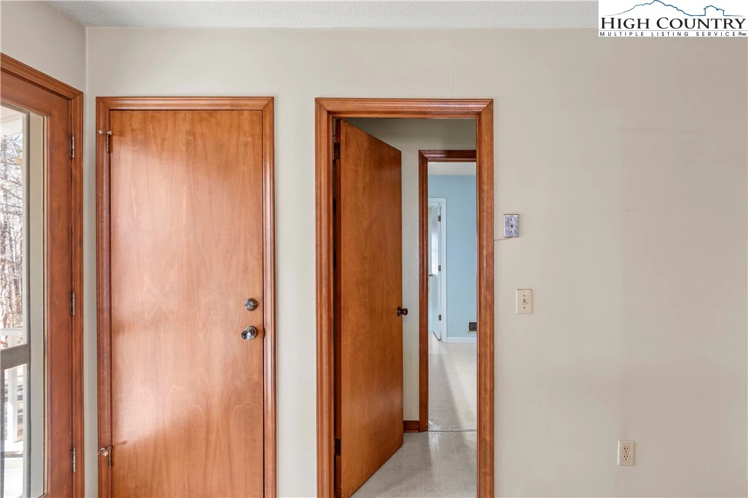 Image number 18 for the current listing