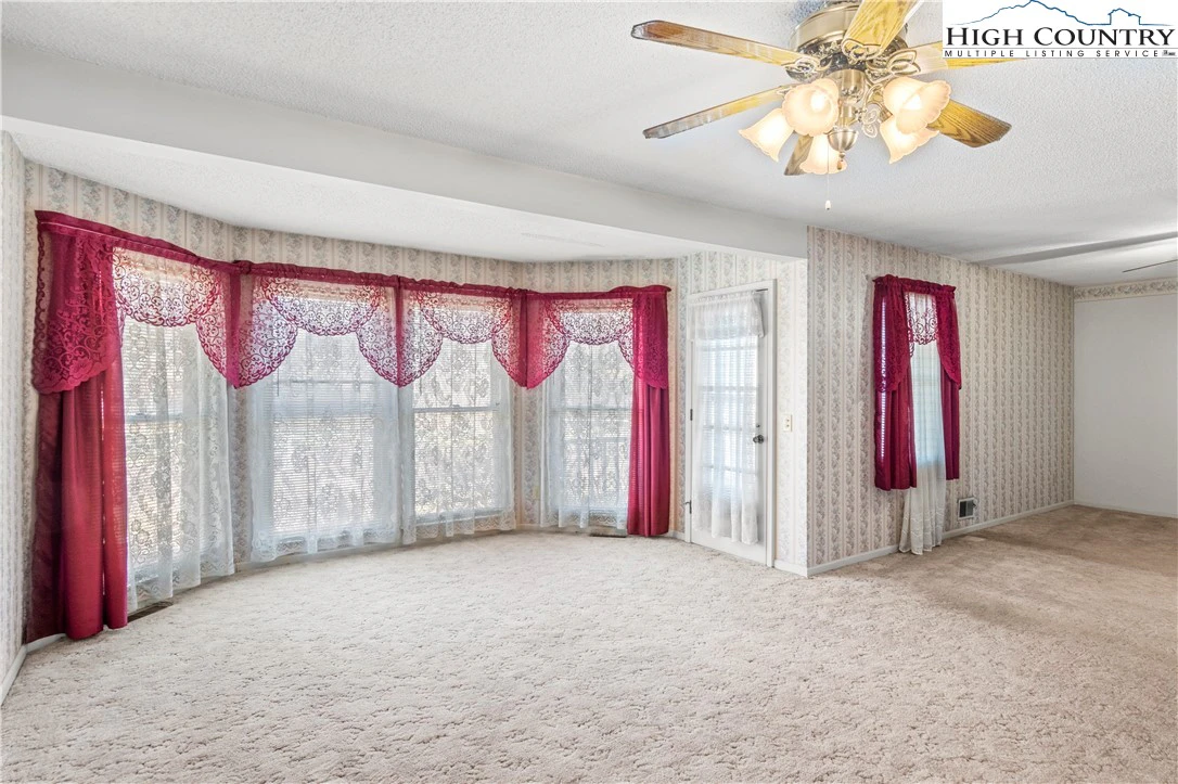 Image number 4 for the current listing