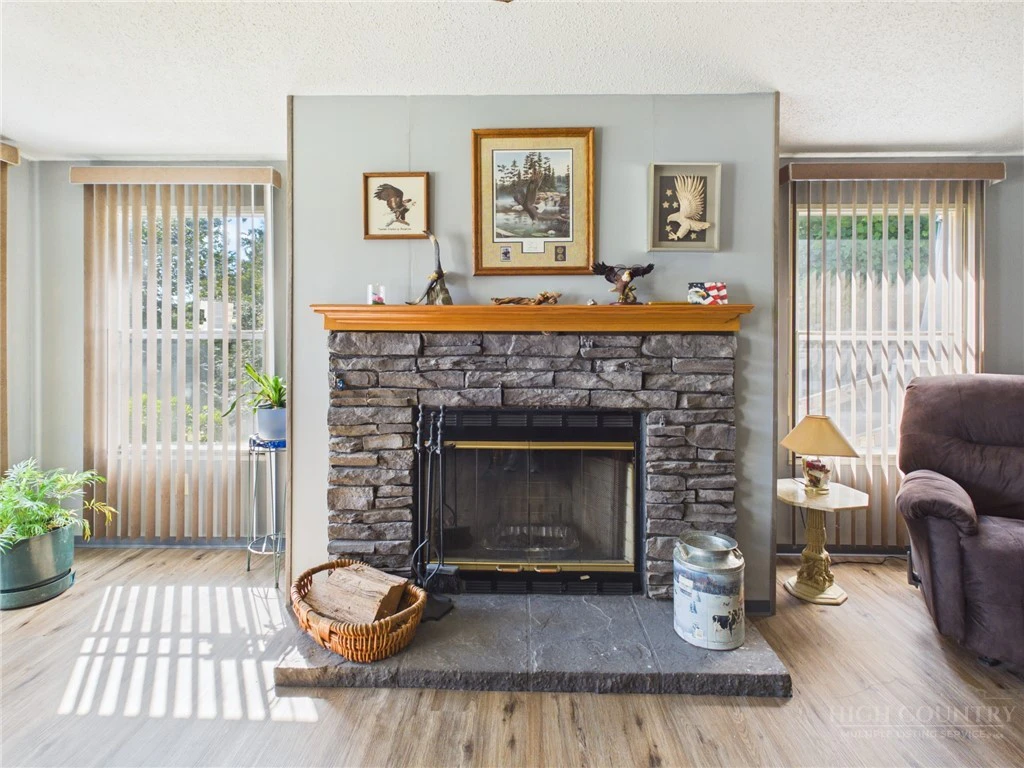 Image number 6 for the current listing