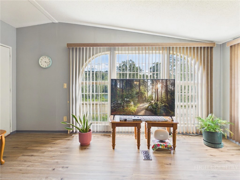 Image number 8 for the current listing