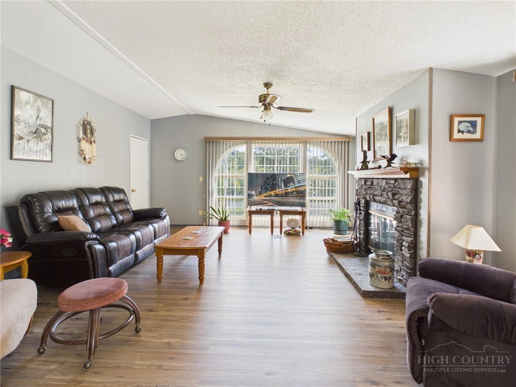Image number 9 for the current listing