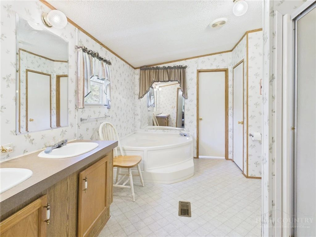 Image number 17 for the current listing