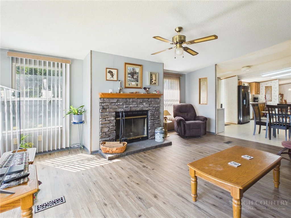 Image number 7 for the current listing