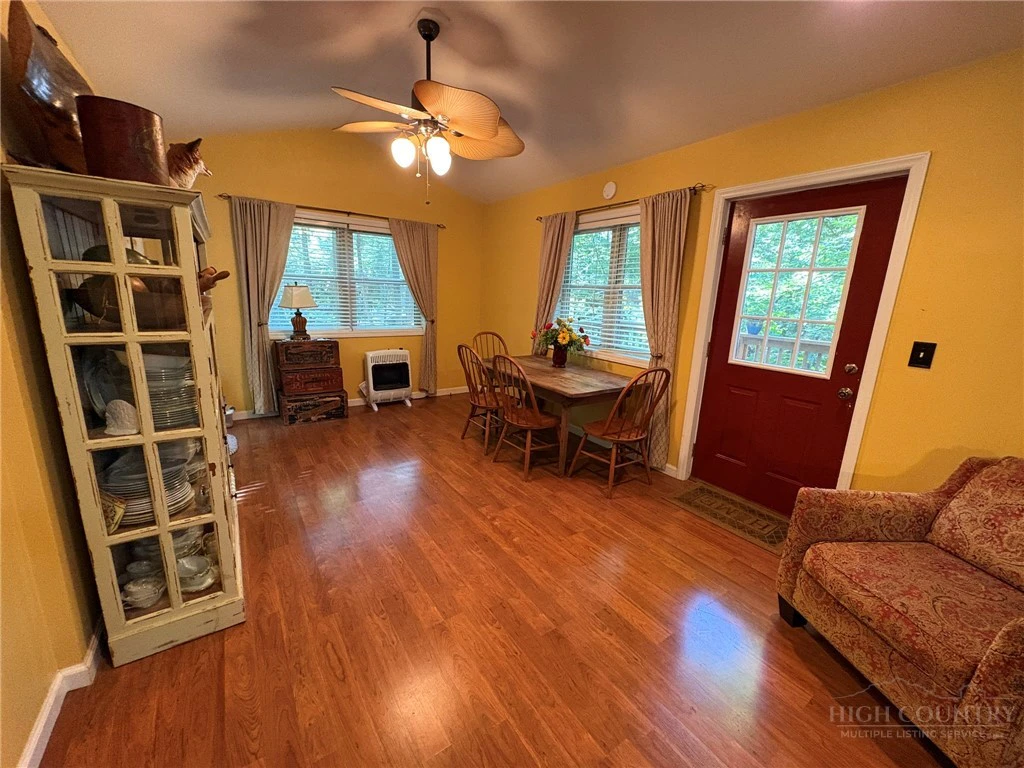 Image number 3 for the current listing
