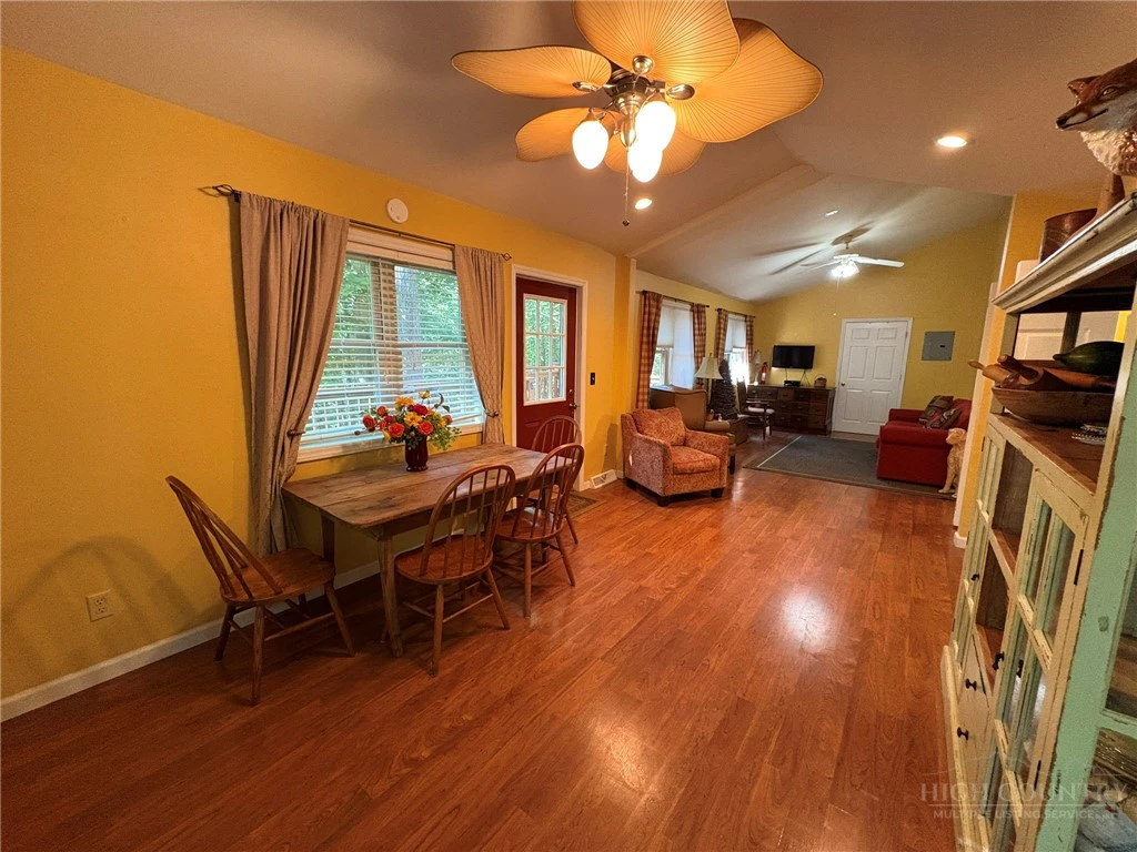 Image number 4 for the current listing