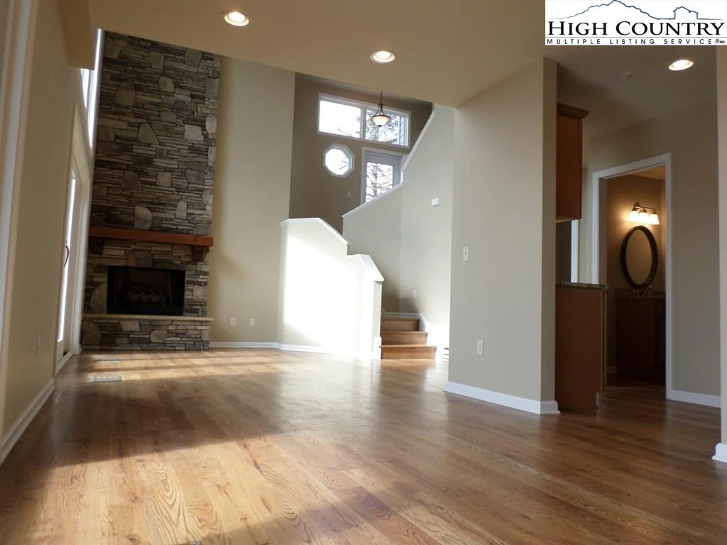 Image number 3 for the current listing