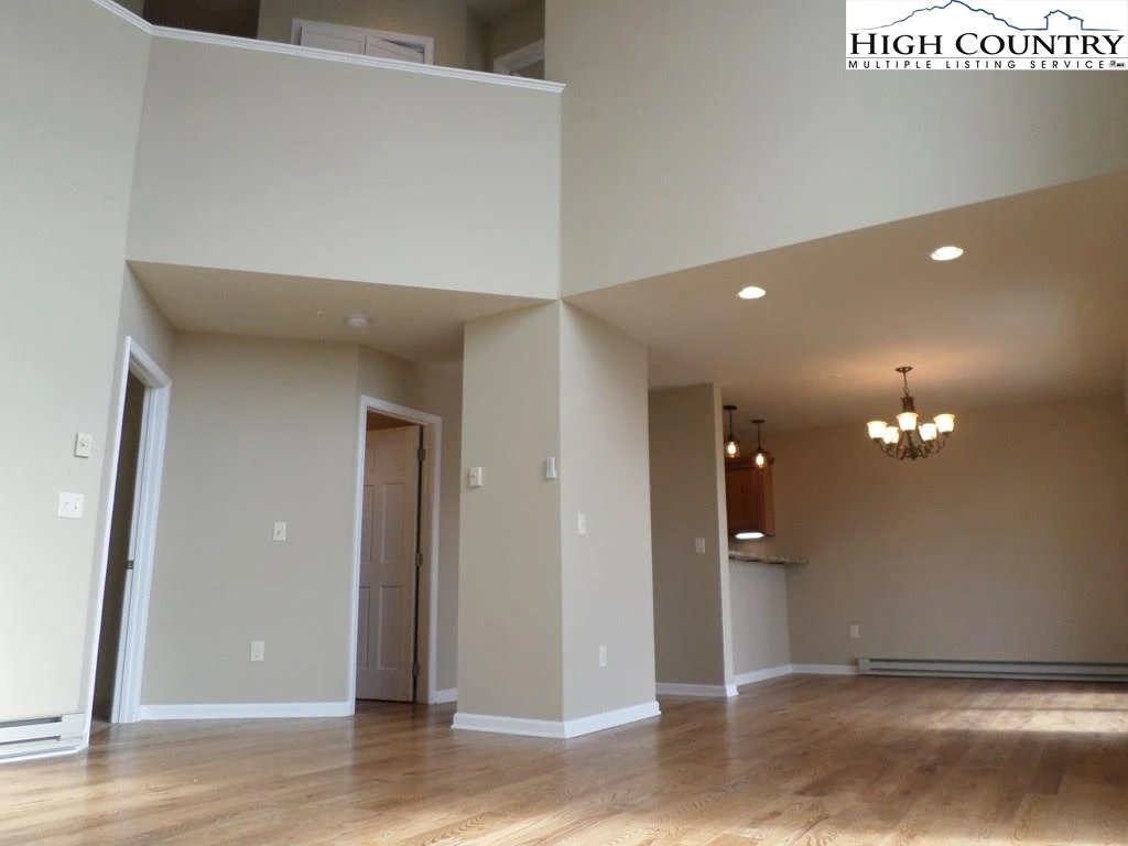 Image number 4 for the current listing