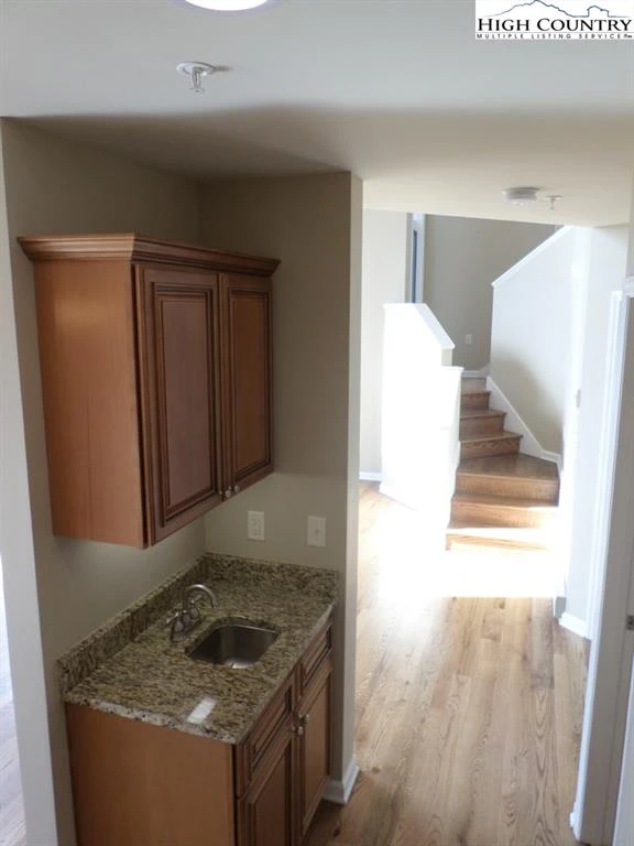 Image number 8 for the current listing