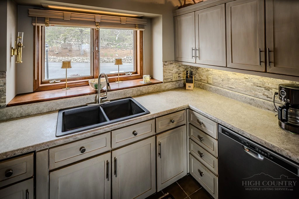 Image number 5 for the current listing