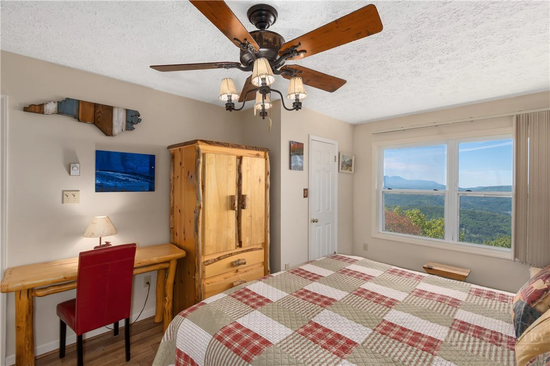 Image number 14 for the current listing