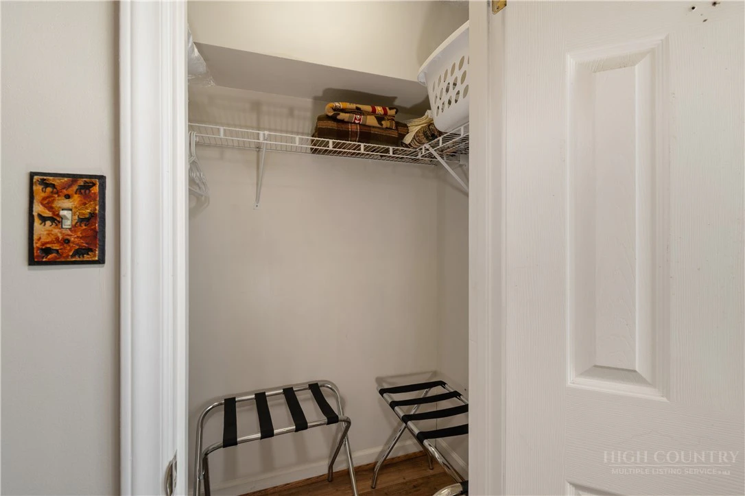 Image number 18 for the current listing