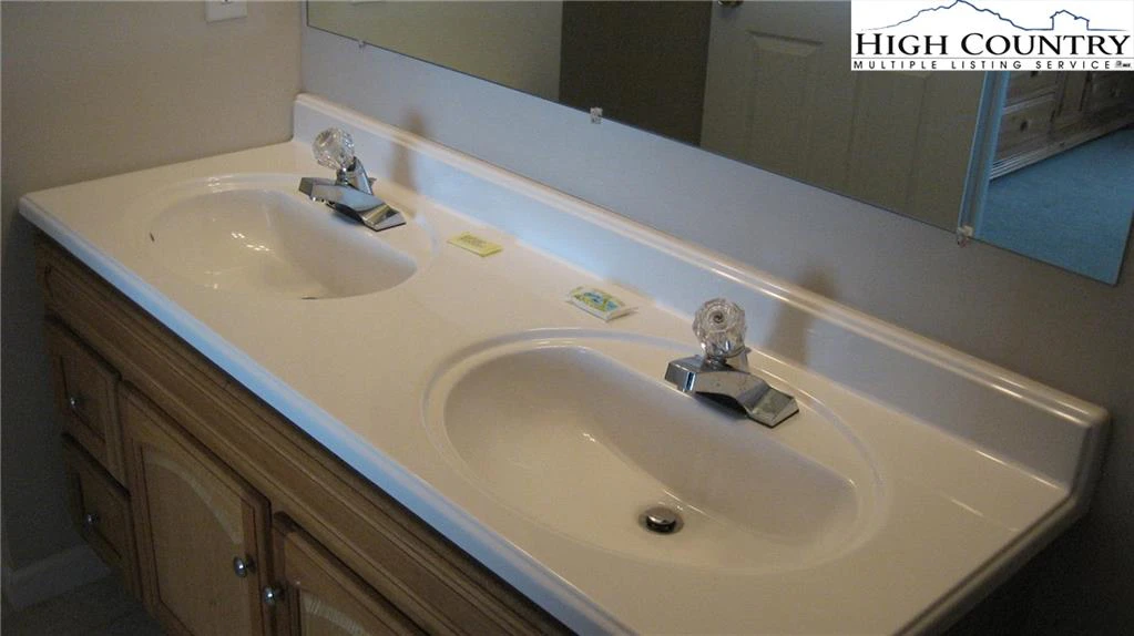 Image number 3 for the current listing