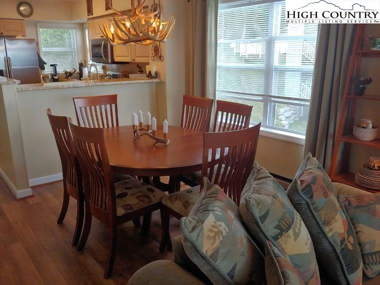 Image number 9 for the current listing