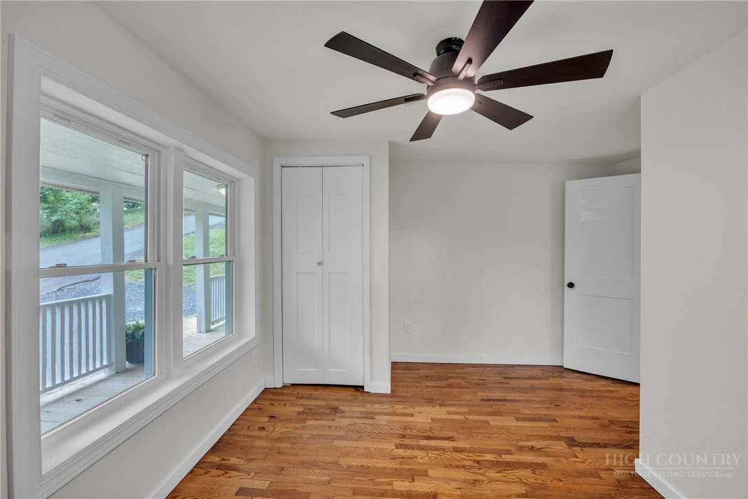 Image number 13 for the current listing