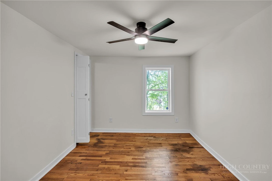 Image number 11 for the current listing