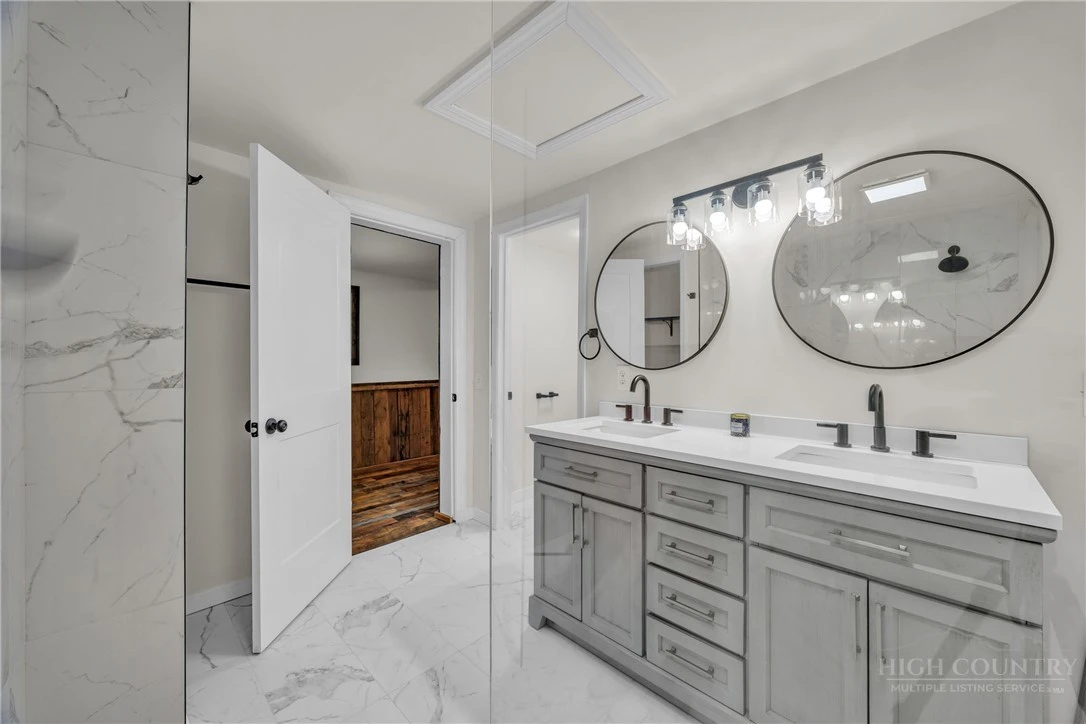 Image number 9 for the current listing