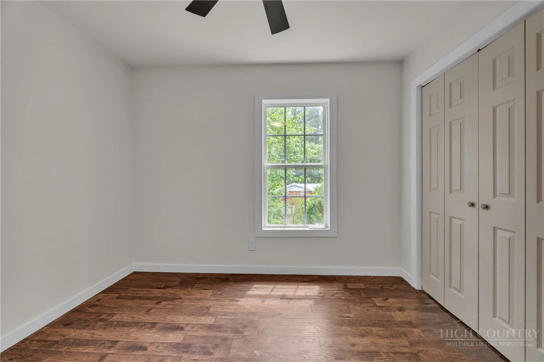Image number 16 for the current listing