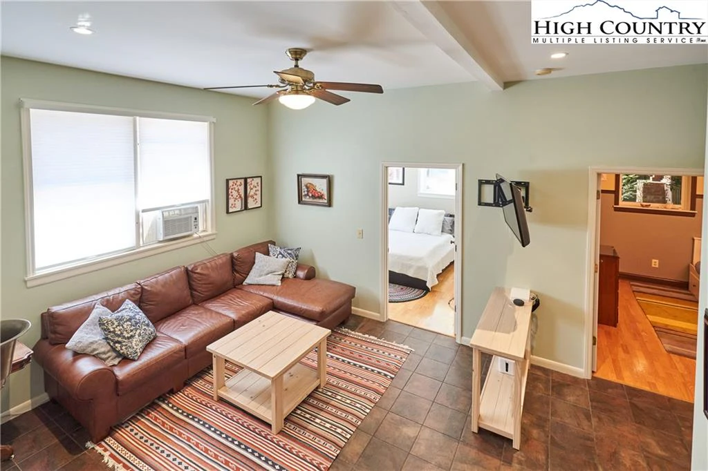 Image number 4 for the current listing