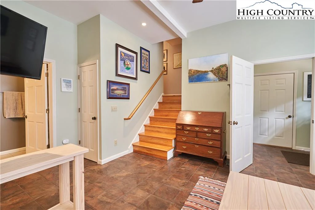 Image number 5 for the current listing