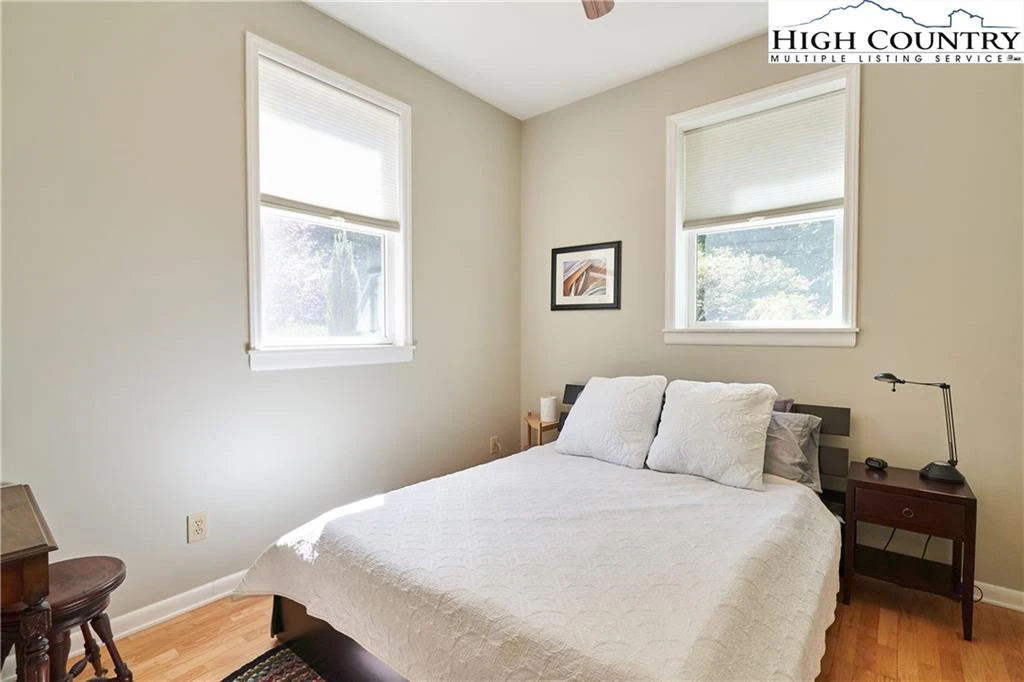 Image number 7 for the current listing