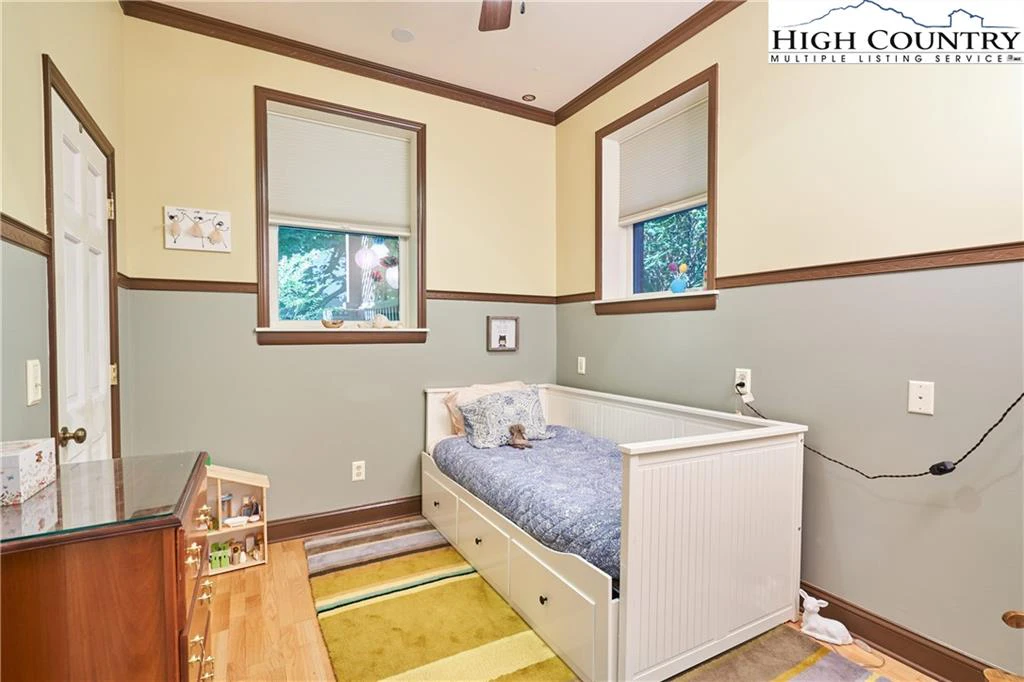 Image number 8 for the current listing