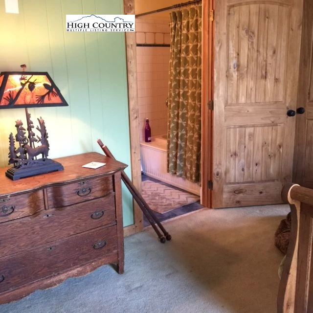 Image number 4 for the current listing