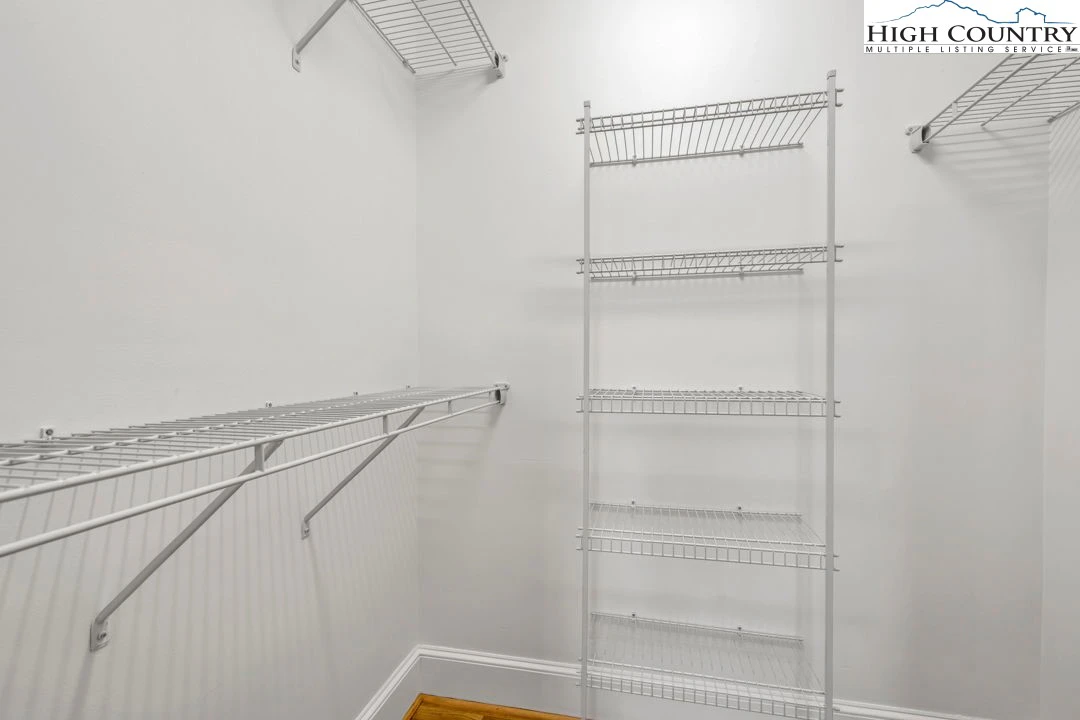 Image number 3 for the current listing