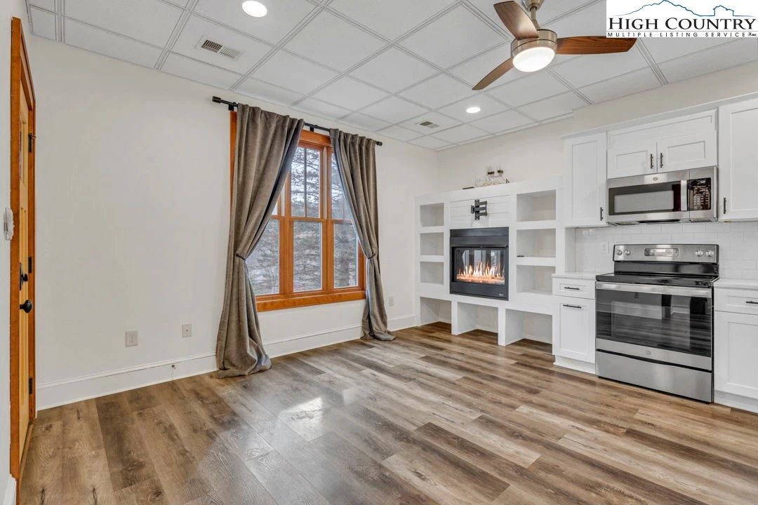 Image number 12 for the current listing