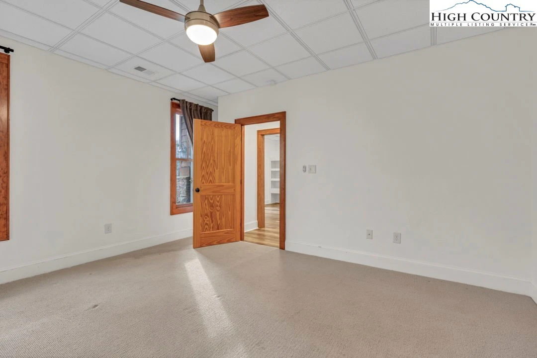 Image number 18 for the current listing
