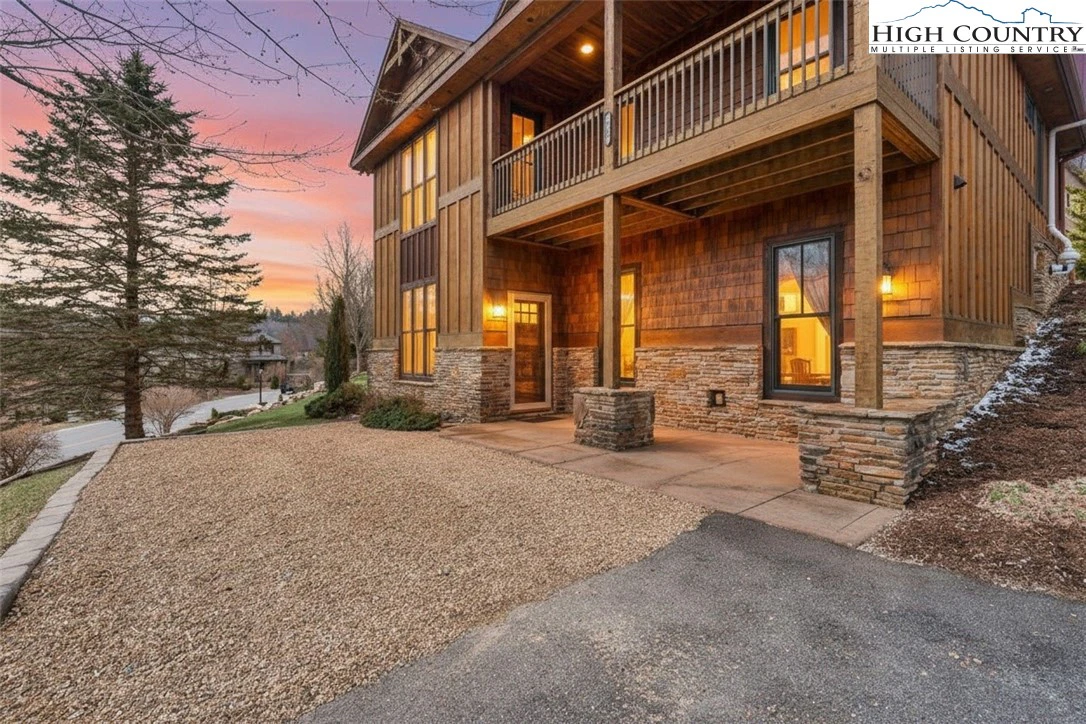 Image number 1 for the current listing