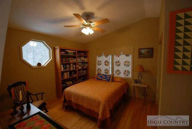 Image number 4 for the current listing