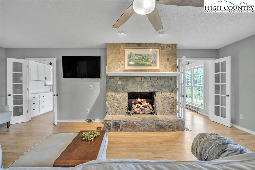 Image number 4 for the current listing