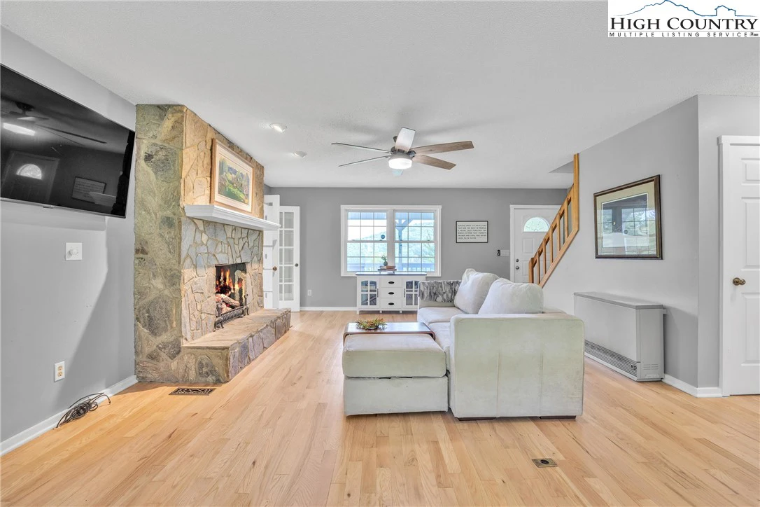 Image number 20 for the current listing
