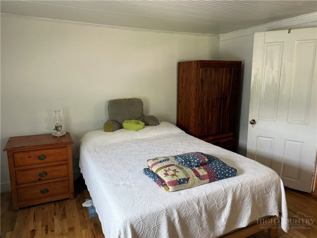 Image number 14 for the current listing