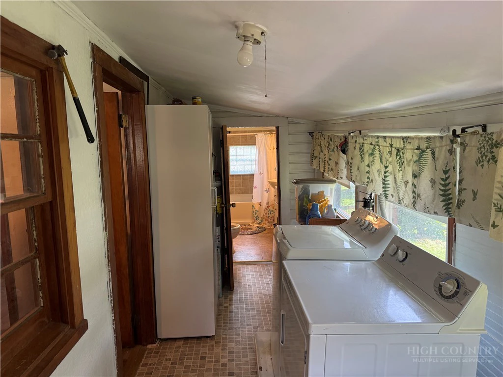 Image number 21 for the current listing
