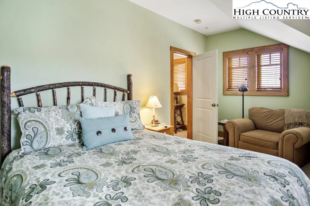 Image number 8 for the current listing