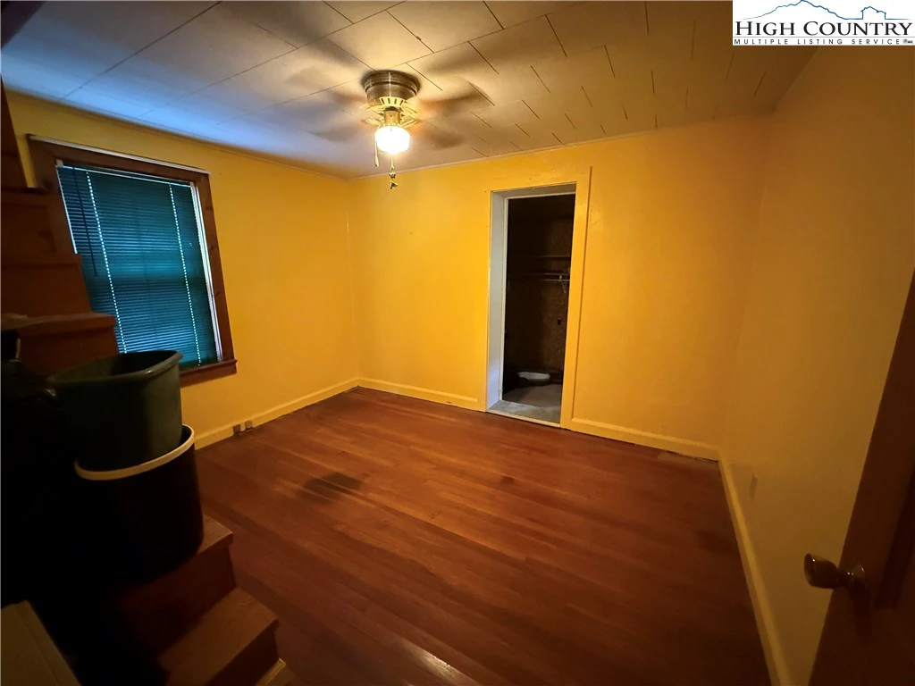 Image number 4 for the current listing