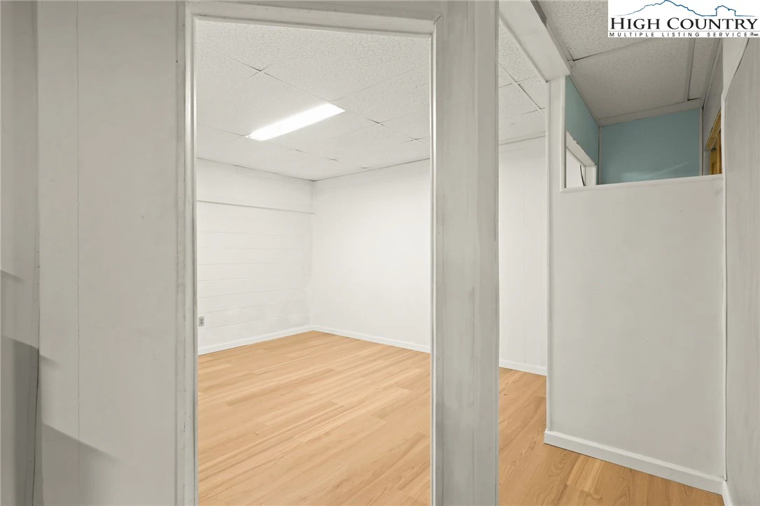 Image number 8 for the current listing