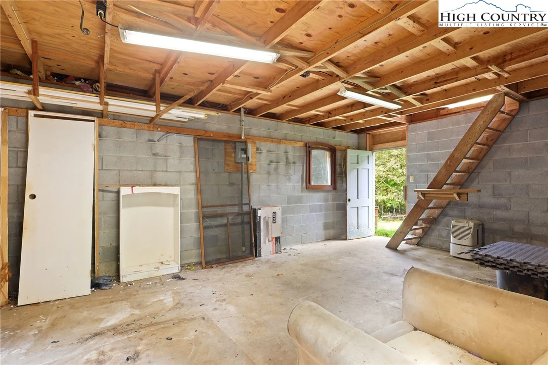 Image number 15 for the current listing