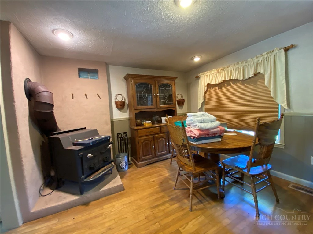 Image number 4 for the current listing