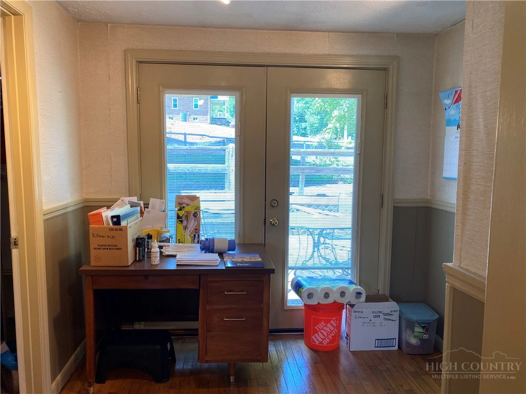 Image number 13 for the current listing
