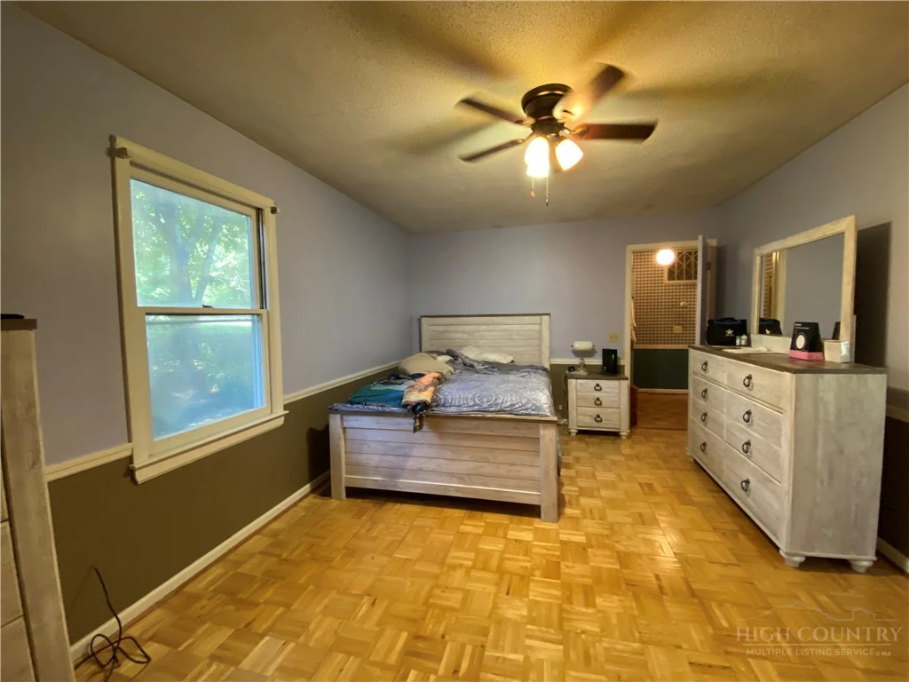 Image number 19 for the current listing