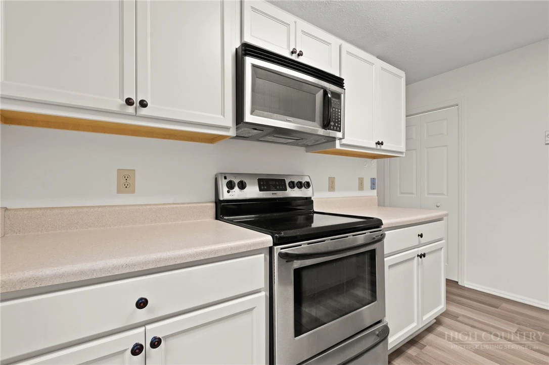 Image number 15 for the current listing
