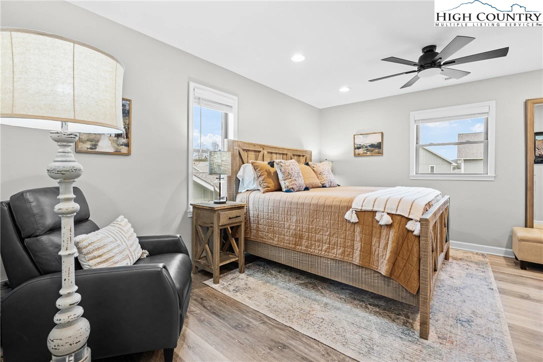 Image number 5 for the current listing