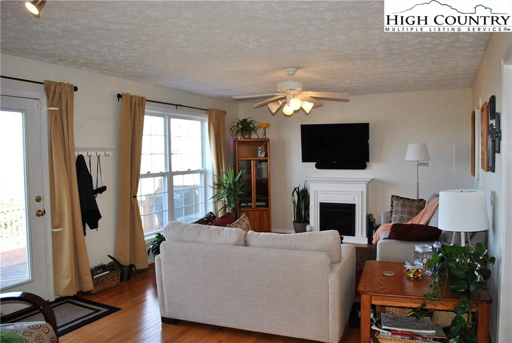 Image number 21 for the current listing