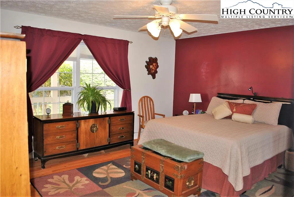 Image number 19 for the current listing
