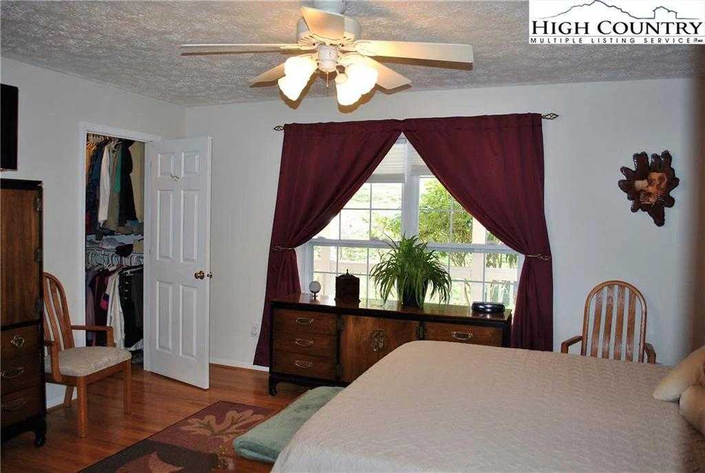 Image number 18 for the current listing