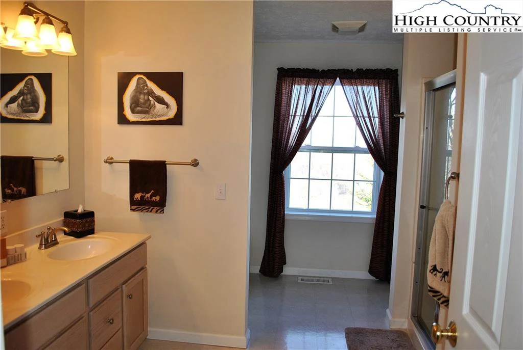 Image number 2 for the current listing