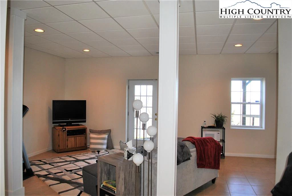 Image number 8 for the current listing